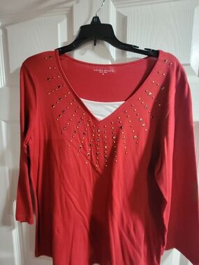 Stylish red Laura Scott V-neck top. Size M